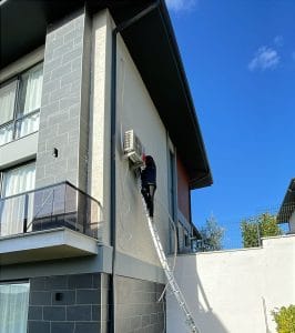 Balkan Klima 2026 Servis Fiyat Listesi Klima Bakim ve Gaz Dolumu Yapan Teknisyen e1770022947416